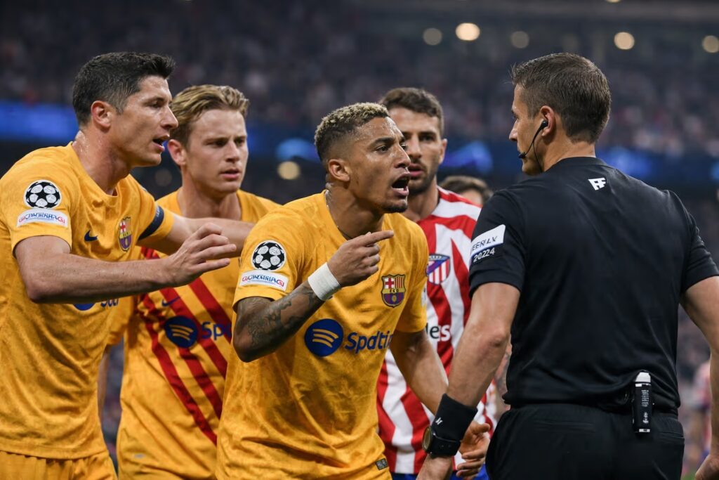 Schiri-Eklat nach Barca-Aus? Raphinha attackiert Turpin | Symbolbild KI-generiert © 2026 EMH AG JS by OpenAI 5.4