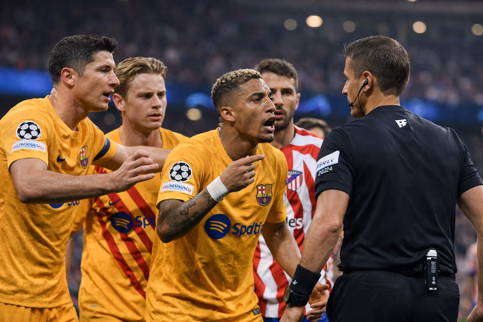 Schiri-Eklat nach Barca-Aus? Raphinha attackiert Turpin | Symbolbild KI-generiert © 2026 EMH AG JS by OpenAI 5.4