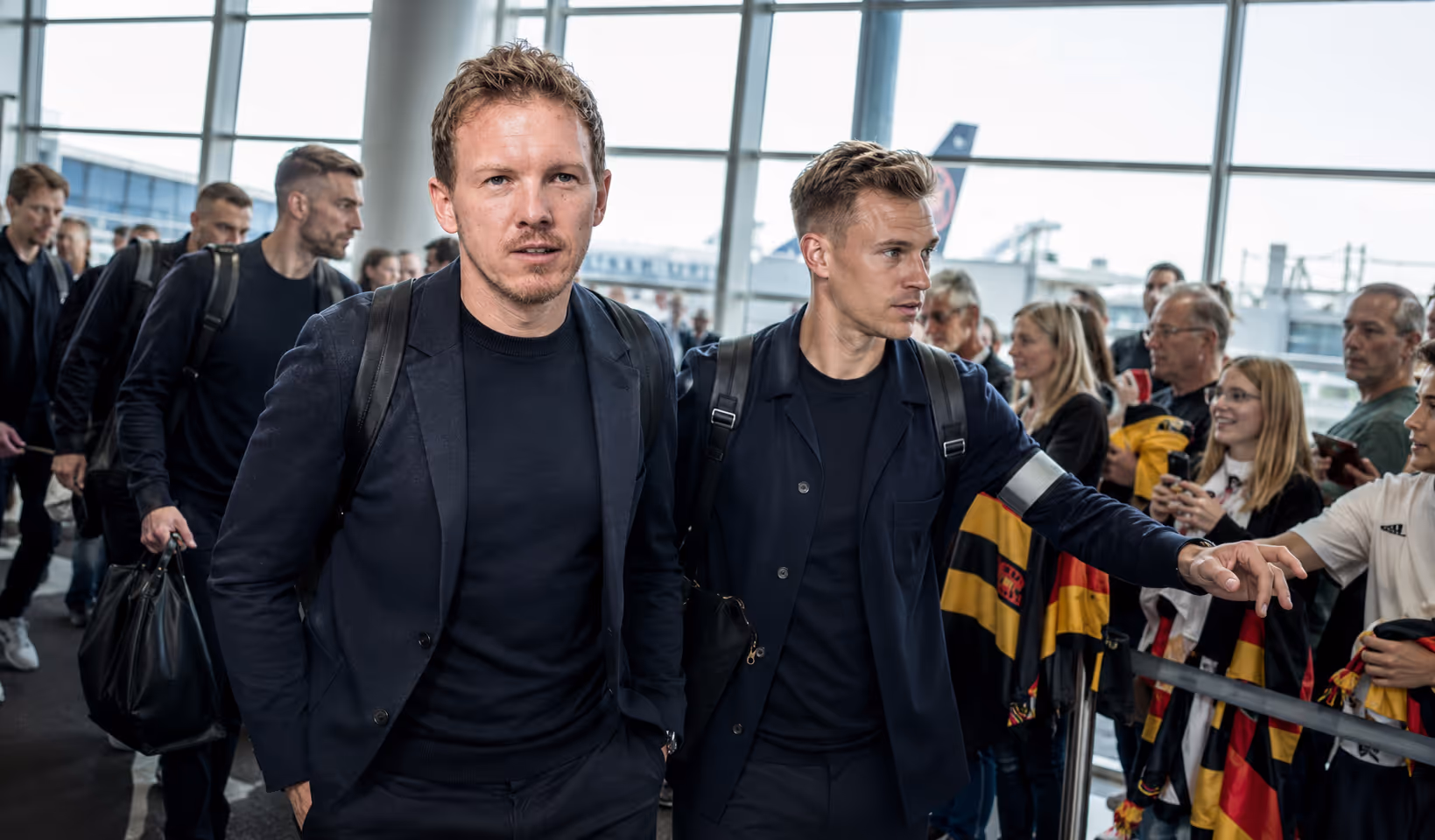 DFB-Flug: Volksnähe mit First-Class-Schatten | Symbolbild KI-generiert © 2026 EMH AG JS by OpenAI 5.5