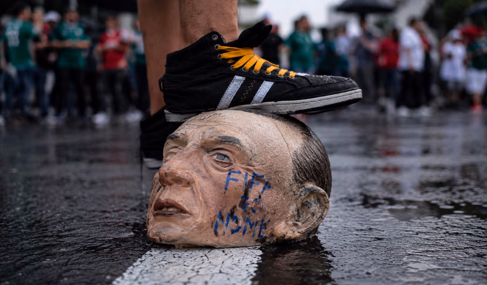 WM in Mexiko: Fußballfest und FIFA-Arroganz? | Satirisches Symbolbild KI-generiert © 2026 EMH AG JS by OpenAI 5.5